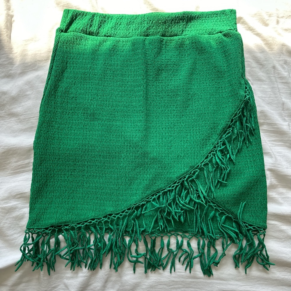 Green fringed mini skirt - spring summer vacation 

Size small